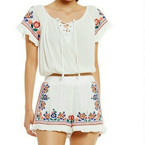 Chelsea & Violet Boho Embroidered Floral Short NWT - Picture 7 of 7